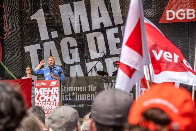 Bilder des Jahres 2024, News 05 Mai News Themen der Woche KW18 News Bilder des Tages Maikundgebung des DGB mit Redner Frank Werneke, verdi-Vorsitzender, München, Tag der Arbeit, 1. Mai 2024 Deutschland, München, 1. Mai 2024, Maikundgebung des DGB mit Hauptredner Frank Werneke, verdi-Vorsitzender, Gewerkschaftskundgebung zum 1. Mai auf dem Marienplatz, Gewerkschaften fordern mehr Lohn, eine bessere Work-Life-Balance, mehr soziale Sicherheit, Tag der Arbeit, Feiertag, Bayern, *** May Day rally of the DGB with speaker Frank Werneke, verdi chairman, Munich, Labor Day, 1 May 2024 Germany, Munich, 1 May 2024, May Day rally of the DGB with keynote speaker Frank Werneke, verdi chairman, trade union rally on 1 May on Marienplatz, trade unions demand more pay, a better work-life balance, more social security, Labor Day, public holi