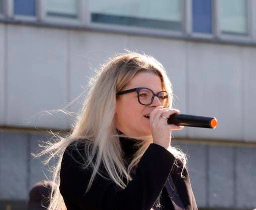 1. Mai Demo 01.05.2024, Chemnitz; Karl-Marx-Kopf, Am 1. mai versammelten sich ca 300 Menschen um für gerechtere Löhne sowie bessere Arbeitsbedingungen und gegen Rechts zukämpfen. Nach einer Kundgebung und etwas Lifmusik begab sich dann der Demozug in Bewegung um etwas später auf dem Rathausplatz einzutreffen der ebenfalls gefühlt war mit etlichen Infoständen. Zu einem ungeplanten zwischenfall kam es am AFD-Stand. Kurz nach Beginn der Kundgebung begab sich ein Zug aus ca 200 Gegendemonstraten in richtung des AFD-Standes. Die Polizei musste beide Lager trennen. Weitere Infos PD-Chemnitz Erz. Hier im Bild: Susanne Schaper von der Partei Die Linke Chemnitz Sachsen Deutschland *** 1 May demo 01 05 2024, Chemnitz Karl Marx Kopf, On 1 May,