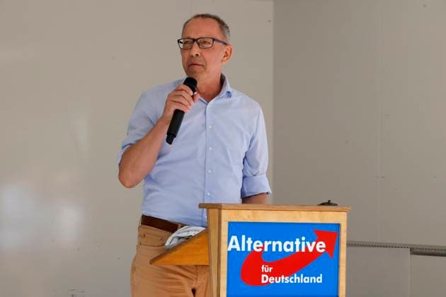 1. Mai Demo 01.05.2024, Chemnitz; Karl-Marx-Kopf, Am 1. mai versammelten sich ca 300 Menschen um für gerechtere Löhne sowie bessere Arbeitsbedingungen und gegen Rechts zukämpfen. Nach einer Kundgebung und etwas Lifmusik begab sich dann der Demozug in Bewegung um etwas später auf dem Rathausplatz einzutreffen der ebenfalls gefühlt war mit etlichen Infoständen. Zu einem ungeplanten zwischenfall kam es am AFD-Stand. Kurz nach Beginn der Kundgebung begab sich ein Zug aus ca 200 Gegendemonstraten in richtung des AFD-Standes. Die Polizei musste beide Lager trennen. Weitere Infos PD-Chemnitz Erz. Hier im Bild: Jörg Urban Vorsitzender der AFD Sachsen Chemnitz Sachsen Deutschland *** 1 May demo 01 05 2024, Chemnitz Karl Marx Kopf, On 1 May,