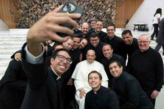 Bilder des Jahres 2024, News 05 Mai News Themen der Woche KW18 News Bilder des Tages ITALY - POPE FRANCIS RECEIVES IN PRIVATE AUDIENCE GENERAL MARK A. MILLEY CHARMAN OF THE JONT CHIEF OF STAFF IN THE VATICAN - 2023 8 21 NO LIBRI Italy, Rome, Vatican, 2024 5 1.Pope Francis during his weekly general audience in Nervi Hall at the Vatican Photograph by VATICAN MEDIA Catholic Press Photo VATICAN VATICAN  Copyright: xIPA ABACAx