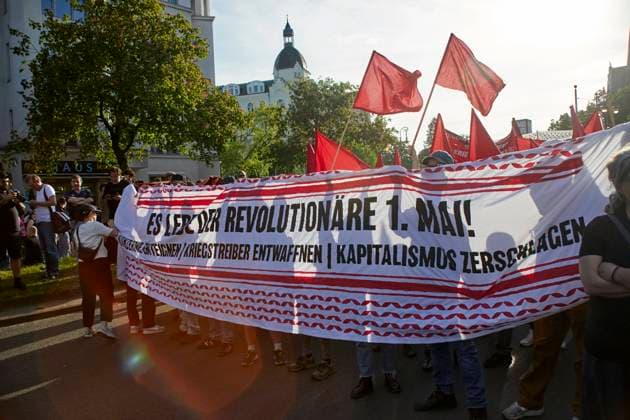 Bilder des Jahres 2024, News 05 Mai News Themen der Woche KW18 News Bilder des Tages Revolutionäre 1. Mai Demonstration, Berlin, Südstern, free palestine, *** Revolutionary May Day demonstration, Berlin, Südstern, free palestine, Handelmann