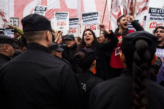 Bilder des Jahres 2024, News 05 Mai News Themen der Woche KW18 News Bilder des Tages May 1, 2024, Buenos Aires, Federal Capital, Argentina: May 1, 2024, Buenos Aires, Argentina: Left-wing organizations marched for Worker s Day and in repudiation of the BASES law and the reform of the Labor Law, which already has half a sanction in the Chamber of Deputies, in the midst of a crisis economic and social due to the adjustment and resection measures of the Javier Milei government. The police and gendarmerie surrounded the concentration. Buenos Aires Argentina - ZUMAa179 20240501_aap_a179_010 Copyright: xRobertoxAlmeidaxAveledox