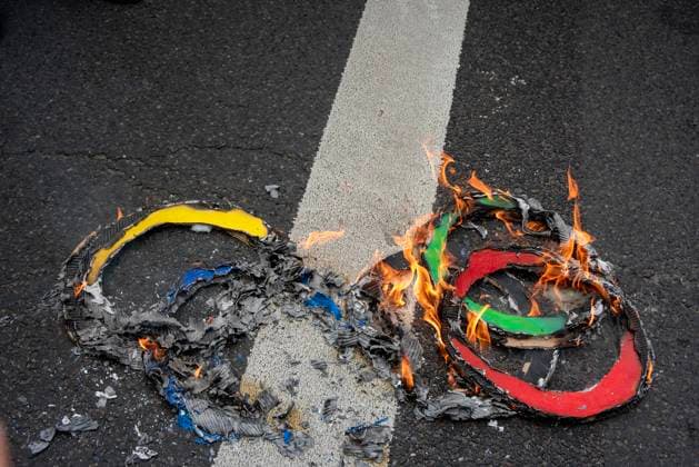 News Themen der Woche KW18 News Bilder des Tages Labor Day Demonstration in Paris, France - 01 May 2024 Olympic five rings are burning on the asphalt in Paris, France during the demonstration. Thousands of people celebrated Labor Day in Paris, France. Unions, NGO s and leftist parties came together to march from the Place de la Republique to the Place de la Nation. Demonstration became violent in a short while. Paris France Copyright: xx SSS_20240501_LABOR_DAY_001027
