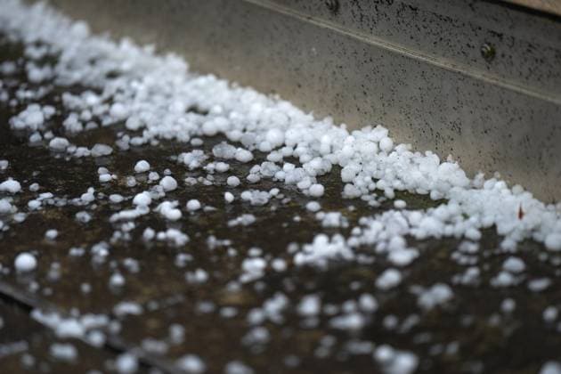 News Themen der Woche KW18 Schwere Hagelschauer in Koeln Grosse Hagelkoerner und teilweise schwere und ploetzliche Hagelschauer und Gewitter ueberziehen am Nachmittag die Domstadt in Koeln, 02.05.2024 Koeln Nordrhein-Westfalen Deutschland *** Heavy hail showers in Cologne Large hailstones and partly heavy and sudden hail showers and thunderstorms cover the cathedral city in Cologne this afternoon, 02 05 2024 Cologne North Rhine-Westphalia Germany