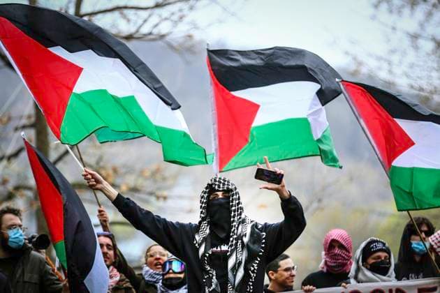 May 2, 2024, Montreal, Quebec, Canada: On Day 6 of McGill encampment, pro-Palestinian and pro-Israel protesters face off. Police in riot gear have lined up at campus entrance, keeping both groups separate. Montreal Canada - ZUMAs278 20240502_zip_s278_007 Copyright: xSerkanxSenturkx