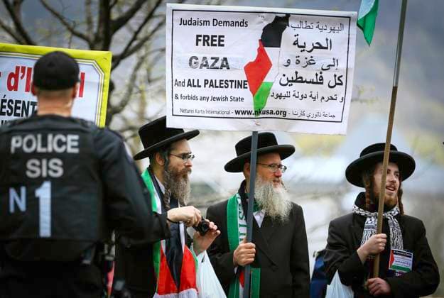 May 2, 2024, Montreal, Quebec, Canada: On Day 6 of McGill encampment, pro-Palestinian and pro-Israel protesters face off. Police in riot gear have lined up at campus entrance, keeping both groups separate. Montreal Canada - ZUMAs278 20240502_zip_s278_008 Copyright: xSerkanxSenturkx