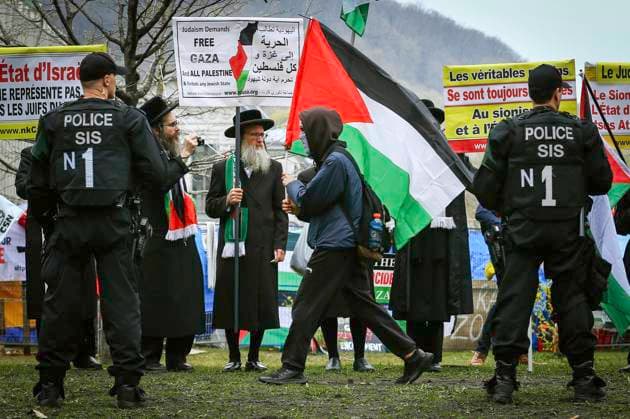 May 2, 2024, Montreal, Quebec, Canada: On Day 6 of McGill encampment, pro-Palestinian and pro-Israel protesters face off. Police in riot gear have lined up at campus entrance, keeping both groups separate. Montreal Canada - ZUMAs278 20240502_zip_s278_010 Copyright: xSerkanxSenturkx