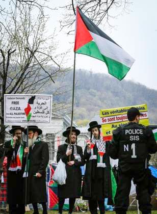 May 2, 2024, Montreal, Quebec, Canada: On Day 6 of McGill encampment, pro-Palestinian and pro-Israel protesters face off. Police in riot gear have lined up at campus entrance, keeping both groups separate. Montreal Canada - ZUMAs278 20240502_zip_s278_011 Copyright: xSerkanxSenturkx