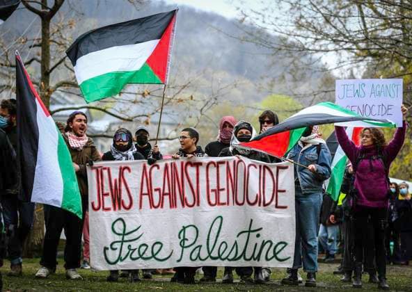 May 2, 2024, Montreal, Quebec, Canada: On Day 6 of McGill encampment, pro-Palestinian and pro-Israel protesters face off. Police in riot gear have lined up at campus entrance, keeping both groups separate. Montreal Canada - ZUMAs278 20240502_zip_s278_015 Copyright: xSerkanxSenturkx