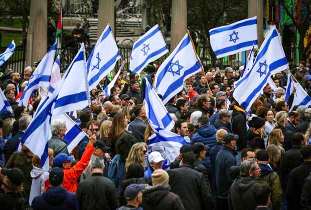May 2, 2024, Montreal, Quebec, Canada: On Day 6 of McGill encampment, pro-Palestinian and pro-Israel protesters face off. Police in riot gear have lined up at campus entrance, keeping both groups separate. Montreal Canada - ZUMAs278 20240502_zip_s278_016 Copyright: xSerkanxSenturkx