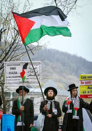 May 2, 2024, Montreal, Quebec, Canada: On Day 6 of McGill encampment, pro-Palestinian and pro-Israel protesters face off. Police in riot gear have lined up at campus entrance, keeping both groups separate. Montreal Canada - ZUMAs278 20240502_zip_s278_014 Copyright: xSerkanxSenturkx