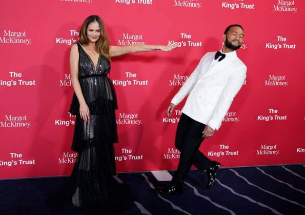 Bilder des Jahres 2024, Entertainment 05 Mai Entertainment Themen der Woche KW18 Entertainment Bilder des Tages Chrissy Teigen and John Legend arrive on the red carpet at The King s Trust 2024 Global Gala at Cipriani South Street on Thursday, May 2, 2024 in New York City.  NYP20240502104 JohnxAngelillo