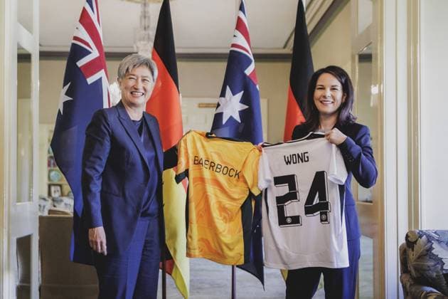 Bilder des Jahres 2024, News 05 Mai News Themen der Woche KW18 (R-L) Annalena Baerbock (Buendnis 90 Die Gruenen), Bundesaussenministerin, und Penny Wong, Aussenministerin von Australien, aufgenommen im Rahmen eines gemeinsamen Treffens in Adelaide, 03.05.2024. Baerbock reist fuer politische Gespraeche nach Australien, Neuseeland und Fidschi. Fotografiert im Auftrag des Auswaertigen Amtes. Adelaide Australien *** R L Annalena Baerbock Buendnis 90 Die Gruenen , Federal Foreign Minister, and Penny Wong, Foreign Minister of Australia, photographed during a joint meeting in Adelaide, 03 05 2024 Baerbock travels to Australia, New Zealand and Fiji for political talks Photographed on behalf of the Foreign Office Adelaide Australia Copyright: xFlorianxGaertnerxAAxphotothek.dex