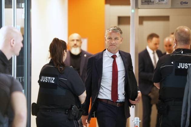 Halle (Saale), Sachsen-Anhalt, Deutschland, 03.05.2024: Justizzentrum: Prozess gegen Thüringens AfD-Landeschef Björn Höcke: 3. Verhandlungstag am Landgericht Halle, Höcke erscheint *** Halle Saale , Saxony-Anhalt, Germany, 03 05 2024 Justice Center Trial against Thuringias AfD state leader Björn Höcke 3 trial day at Halle Regional Court, Höcke appears Copyright: xdtsxNachrichtenagenturx dts_35924