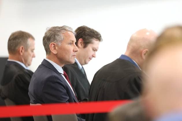 Halle (Saale), Sachsen-Anhalt, Deutschland, 03.05.2024: Justizzentrum: Prozess gegen Thüringens AfD-Landeschef Björn Höcke: 3. Verhandlungstag am Landgericht Halle, Björn Höcke und Verteidiger L-R (nur Anwälte): Ralf Hornemann, Philip Müller, Ulrich Vosgerau *** Halle Saale , Saxony-Anhalt, Germany, 03 05 2024 Justice Center Trial against Thuringias AfD state leader Björn Höcke 3 trial day at Halle Regional Court, Björn Höcke and defense lawyer L R only lawyers Ralf Hornemann, Philip Müller, Ulrich Vosgerau Copyright: xdtsxNachrichtenagenturx dts_35930