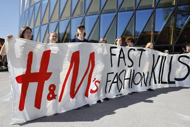 Bilder des Jahres 2024, News 05 Mai News Themen der Woche KW18 STOCKHOLM, SVERIGE 20240503 Greta Thunberg och Fridays For Future demonstrerar med en banderoll mot fast fashion när H&M haller arsstämma pa fredagen. STOCKHOLM SVERIGE x10430x *** STOCKHOLM, SWEDEN 20240503 Greta Thunberg and Fridays For Future demonstrate with a banner against fast fashion when H M holds its annual general meeting on Friday STOCKHOLM SWEDEN x10430x  Copyright: xChristinexOlsson TTx FRIDAYS FOR FUTURE DEMONSTRATION H&M WWTRVyrurKY