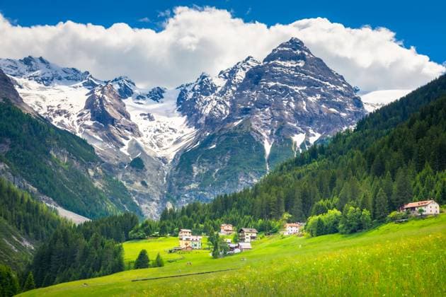 Idyllic village in Stelvio pass valley an italian Dolomites at springtime, Italy Idyllic village in Stelvio pass valley and Ortler massif, italian Dolomites at springtime, Italy Copyright: x