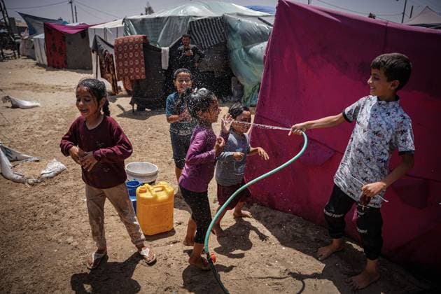 Bilder des Jahres 2024, News 05 Mai News Themen der Woche KW18 May 3, 2024, Gaza, Gaza, Palestine: Displaced Palestinian children in the southern Gaza city of Rafah play with water to escape the heat of tents and high temperatures Gaza Palestine - ZUMAa249 20240503_znp_a249_002 Copyright: xSaherxAlghorrax