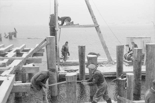 Aktuell 07-08- 1946: Hammerfest i arbeid bilde 0022 Aktuell 07-08- 1946: Hammerfest i arbeid. Lyshav motte oss i vinternatten - det var Hammerfest i arbeid. Noe av det viktigste i forbindelse med gjenoppbyggingen er selvsagt a fa kaianleggene i brukbar stand. Dette bildet er fra det intense arbeid med a fa brukbare losseplasser. Alt som het kaier i byen var totalt odelagt av tyskerne. Foto: Th Skotaam Aktuell NTB ***Foto er ikke bildebehandlet*** Hammerfest Norge EDITORIAL USE ONLY Ref:nU6febIYLyI.jpg *** Aktuell 07 08 1946 Hammerfest at work image 0022 Aktuell 07 08 1946 Hammerfest at work The sea of light greeted us in the winter night it was Hammerfest at work One of the most important things in connection with the reconstruc 