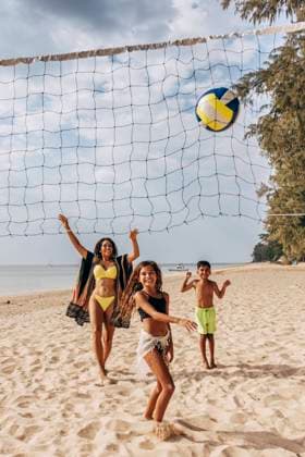 Creative Highlights Symbolbilder Happy family having fun while playing beach volleyball on vacation Thailand, Ko Lanta, model released Copyright: xMaskotx , MA109549 MA109549