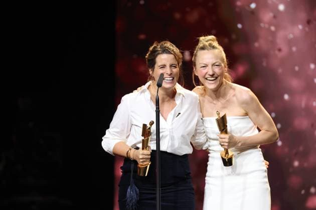 Deutscher Filmpreis 2024 BESTES MASKENBILD Alisza Pfeifer, Christina Baier Â· GIRL YOU KNOW IT™S TRUE bei der Verleihung der Lola - Deutscher Filmpreis 2024 im Theater am Potsdamer Platz in Berlin 03.05.2024 *** German Film Award 2024 BEST MASK PICTURE Alisza Pfeifer, Christina Baier Â- GIRL YOU KNOW IT™S TRUE at the Lola German Film Award 2024 ceremony at the Theater am Potsdamer Platz in Berlin 03 05 2024 Copyright: xEventpressx