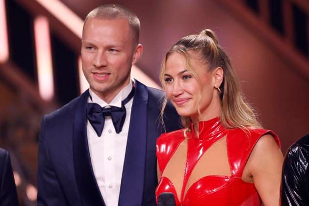 Sängerin Lulu Lewe mit ihrem Ehemann Basti Scheibe in der neunten Live-Show bei der 17. Staffel der RTL-Tanzshow Let s Dance im MMC Coloneum. Köln, 03.05.2024 NRW Deutschland *** Singer Lulu Lewe with her husband Basti Scheibe in the ninth live show of the 17th season of the RTL dance show Let s Dance at the MMC Coloneum Cologne, 03 05 2024 NRW Germany Copyright: xChristophxHardtx