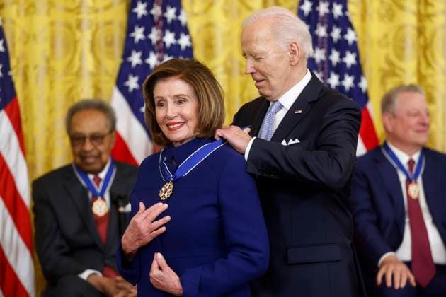 Bilder des Jahres 2024, News 05 Mai News Themen der Woche KW18 News Bilder des Tages May 3, 2024, Washington, District Of Columbia, USA: United States President Joe Biden presents former Speaker of the US House of Representatives Nancy Pelosi (Democrat of California) with the Presidential Medal of Freedom, the country™s highest civilian honor, during a ceremony in the East Room of the White House in Washington, DC on Friday, May 3, 2024. Several of today™s recipients are Democratic Party stalwarts, and Biden himself was awarded the honor by former President Barack Obama in the final days of their administration in 2017 Washington USA - ZUMAs152 20240503_faa_s152_026 Copyright: xJonathanxErnstx-xPoolxviaxCNPx