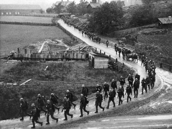 RECORD DATE NOT STATED SWEDISH SOLDIERS MARCH Sweden Prepares : Swedish troops on the march towards the border with Norway, now under Nazi occupation. Date: circa 1940  Copyright: Copyrightx(c)Geminix2023.xCredit:xGemini 10184068