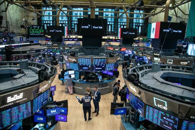 240503 -- NEW YORK, May 3, 2024 -- Traders work on the floor of the New York Stock Exchange in New York, the United States, on May 3, 2024. U.S. stocks ended higher on Friday. The Dow Jones Industrial Average rose 450.02 points, or 1.18 percent, to 38,675.68. The S&P 500 added 63.59 points, or 1.26 percent, to 5,127.79. The Nasdaq Composite Index increased by 315.37 points, or 1.99 percent, to 16,156.33. Photo by Xinhua U.S.-NEW YORK-STOCKS-RISE MichaelxNagle  (240503) -- NEW YORK, May 3, 2024 -- Traders work on the floor of the New York Stock Exchange in New York, the United St IMAGO MichaelxNagle  imago images 1044641370