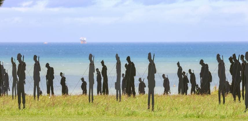 Frankreich, Normandie, Gedenken an den 80. Jahrestag des D-Day und der Schlacht um die Normandie Operation Overlord ,Das British Normandy Memorial steht etwas außerhalb des Dorfes Ver-sur-Mer mit Blick auf Gold Beach, einem der beiden Strände, an denen britische Streitkräfte am 6. Juni 1944 landeten (D-Day). Sie zeichnet die Namen aller unter britischem Kommando stehen auf, die zwischen dem 6. und 31. August 1944 in der Normandie ums Leben kamen. 1.475 Silhouetten als Hommage an die Soldaten des D-Day Ver-Sur-Mer Ein Blick auf die Standing with Giants-Silhouetten, die die For Your Tomorrow-Installation im British Normandy Memorial in Ver-Sur-Mer, *** France, Normandy, commemorating the 80th anniversary of D Day and the Battle of N