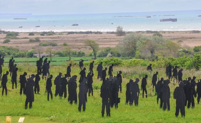 Frankreich, Normandie, Gedenken an den 80. Jahrestag des D-Day und der Schlacht um die Normandie Operation Overlord ,Das British Normandy Memorial steht etwas außerhalb des Dorfes Ver-sur-Mer mit Blick auf Gold Beach, einem der beiden Strände, an denen britische Streitkräfte am 6. Juni 1944 landeten (D-Day). Sie zeichnet die Namen aller unter britischem Kommando stehen auf, die zwischen dem 6. und 31. August 1944 in der Normandie ums Leben kamen. 1.475 Silhouetten als Hommage an die Soldaten des D-Day Ver-Sur-Mer Ein Blick auf die Standing with Giants-Silhouetten, die die For Your Tomorrow-Installation im British Normandy Memorial in Ver-Sur-Mer, *** France, Normandy, commemorating the 80th anniversary of D Day and the Battle of N