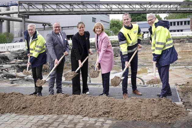 News Themen der Woche KW18 News Bilder des Tages RECORD DATE NOT STATED 1. Spatenstich mit NRW-Wirtschaftsministerin Neubaur für den Fernwärmespeicher am Heizkraftwerk ** NUR FÜR REDAKTIONELLE ZWECKE ** EDITORIAL USE ONLY **<p>Dr. Andreas Reichel (Vorsitzender Geschäftsführung Iqony GmbH), Joseph Hovenjürgen (MWiKE), NRW-Wirtschaftsministerin Mona Neubaur (Grüne), Oberbürgermeisterin Karin Welge, Matthias Kuhles (Technischer Geschäfstführer Iqony Fernwärme GmbH) und Dr. Ralf Schiele (Vorsitzender Geschäftsführung Iqony GmbH) (v.l.) machen am Samstag, 04.05.2024 auf dem Gelände des Iqony Heizkraftwerkes in Gelsenkirchen den ersten Spatenstich zum Baubeginn des Fernwärmespeichers am Kraftwerk. Deutschland NRW Gelsenkirchen Copyright: MichaelxKorte *** 1 Ground-breaking ceremony with NRW Economics Copyright: MichaelxKorte doc7va3lbxgbibggvzgamn ,EDITORIAL USE ONLY