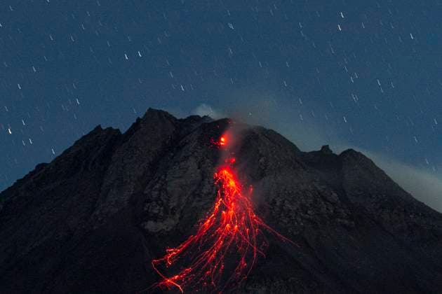 Bilder des Jahres 2024, News 05 Mai News Themen der Woche KW18 News Bilder des Tages May 5, 2024, Magelang, Central Java, Indonesia: Mount Merapi spews volcanic material, seen from Ngori Hamlet, Srumbung Village, Magelang Regency, Central Java Province. Magelang Indonesia - ZUMAb228 20240505_zip_b228_003 Copyright: xAnggaxBudhiyantox