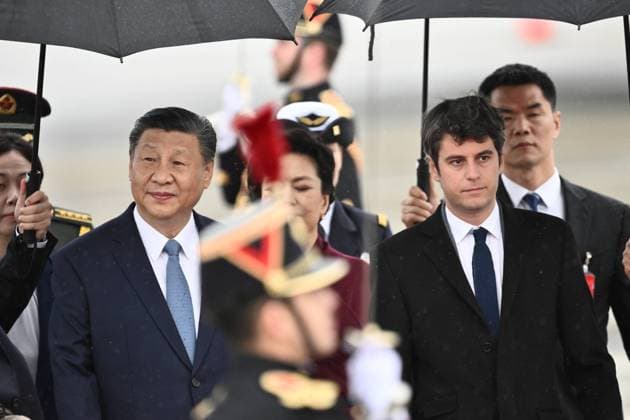 Bilder des Jahres 2024, News 05 Mai News Themen der Woche KW18 News Bilder des Tages President Xi Upon Arrival For An Official Two-Day State Visit France s Prime Minister Gabriel Attal greets China s President Xi Jinping and his wife Peng Liyuan upon their arrival for an official two-day state visit, at Orly airport, south of Paris on May 5, 2024. Chinese President Xi Jinping arrived in France on May 5, 2024, for a state visit hosted by Emmanuel Macron where the French leader will seek to push his counterpart on issues ranging from Ukraine to trade. Photo by Eliot Blondet ABACAPRESS.COM Orly France  Copyright: xBlondetxEliot ABACAx