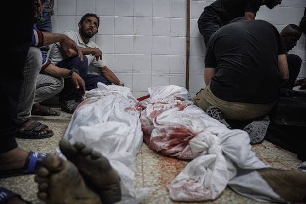 Bilder des Jahres 2024, News 05 Mai News Themen der Woche KW18 News Bilder des Tages May 5, 2024, Gaza, Gaza, Palestine: Palestinians bid farewell to their martyred relatives inside Al-Aqsa Martyrs Hospital in Deir al-Balah Gaza Palestine - ZUMAa249 20240505_znp_a249_010 Copyright: xSaherxAlghorrax