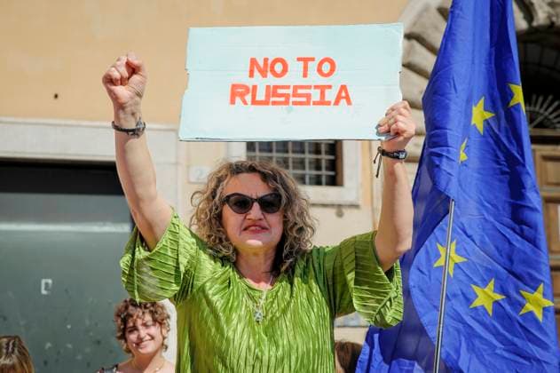 News Themen der Woche KW18 News Bilder des Tages May 5, 2024, Rome, Italy: A woman with a clenched fist and one arm raised shows the sign reading No to Russia while the European flag waves at her side during the peaceful protest organized by a group of self-organised Georgian students to protest against the approval of the so-called Russian Law , by the Georgian Government, in Rome. On the day of Orthodox Easter, some people from the Georgian community in and around Rome (mostly women and girls) participated in the peaceful protest organized by a group of self-organised Georgian students to protest against the approval of the so-called Russian LawÃ¢â‚¬â ¢, the Foreign Agents Act, by the Georgian Government and to reiterate their sense of belonging to Europe, in Rome. Rome Italy - ZUMAv147 20240505_zip_v147_013 Copyright: xMarcelloxValerix