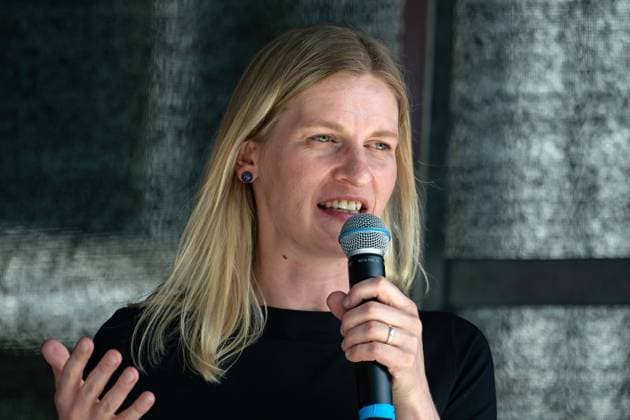 Madeleine Henfling, Spitzenkandidatin von Buendnis 90 Die Gruenen fuer die Thueringer Landtagswahlen 2024, redet am 01.05.2024 waehrend einer Podiumsdiskussion auf einer Veranstaltung des Deutschen Gewerkschaftsbundes DGB mit mehreren Spitzenkandidatinnen und Spitzenkanditaten fuer die Landtagswahlen 2024 in Erfurt. Madeleine Henfling, top candidate of Alliance 90 The Greens for the 2024 Thuringian state elections, speaks on May 1st, 2024 during a panel discussion at an event organized by the German Trade Union Confederation DGB with several top candidates for the 2024 state elections in Erfurt. search: Deutschland Thueringen neue Bundeslaender Ostdeutschland Demokratie Volkspartei Volksparteien demokratische Partei Parteien Buendnis 90