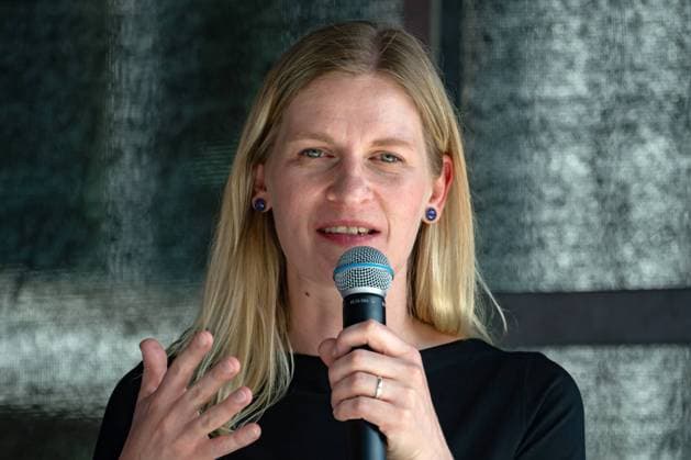 Madeleine Henfling, Spitzenkandidatin von Buendnis 90 Die Gruenen fuer die Thueringer Landtagswahlen 2024, redet am 01.05.2024 waehrend einer Podiumsdiskussion auf einer Veranstaltung des Deutschen Gewerkschaftsbundes DGB mit mehreren Spitzenkandidatinnen und Spitzenkanditaten fuer die Landtagswahlen 2024 in Erfurt. Madeleine Henfling, top candidate of Alliance 90 The Greens for the 2024 Thuringian state elections, speaks on May 1st, 2024 during a panel discussion at an event organized by the German Trade Union Confederation DGB with several top candidates for the 2024 state elections in Erfurt. search: Deutschland Thueringen neue Bundeslaender Ostdeutschland Demokratie Volkspartei Volksparteien demokratische Partei Parteien Buendnis 90