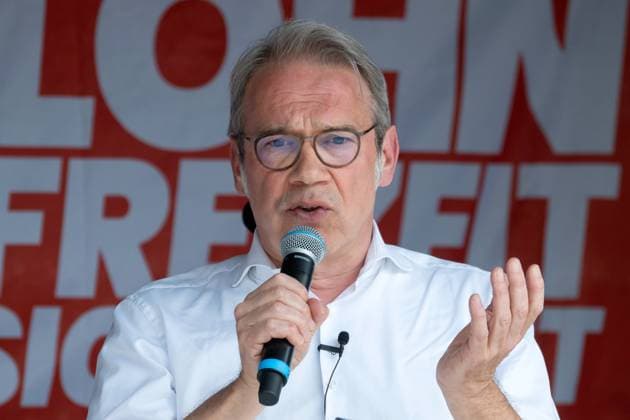 Georg Maier, SPD-Vorsitzender Thueringens und Spitzenkandidat der SPD fuer die Thueringer Landtagswahlen 2024, redet am 01.05.2024 auf einer Podiumsdiskussion auf einer Veranstaltung des Deutschen Gewerkschaftsbundes DGB mit mehreren Spitzenkandidatinnen und Spitzenkanditaten fuer die Landtagswahlen 2024 in Erfurt. Die Wahl zum achten Thueringer Landtag soll am 1. September 2024 stattfinden. Georg Maier, SPD chairman of Thuringia and top candidate of the SPD for the Thuringian state elections in 2024, on May 1st, 2024 at a panel discussion at an event organized by the German Federation of Trade Unions DGB with several top candidates for the state elections in 2024 in Erfurt. The election for the eighth Thuringian state parliament is schedul