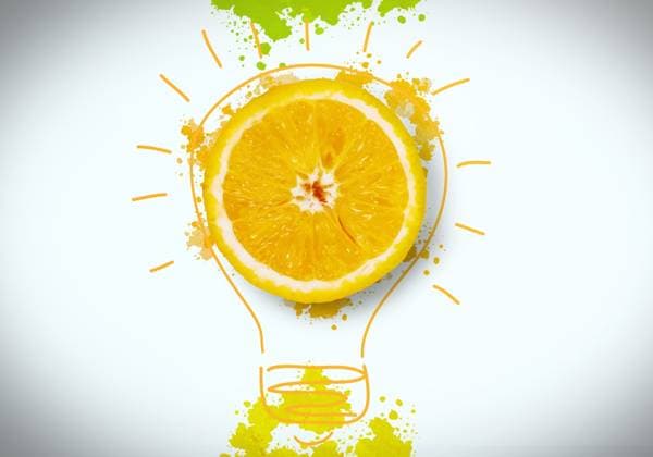 RECORD DATE NOT STATED Refreshing juice. Half of fresh orange on white background ,model released, Symbolfoto; erfrischend Saft halb des Frisch Orangefarbene am weiß Hintergrund ,model released, Symbolfoto ING_19061_77739