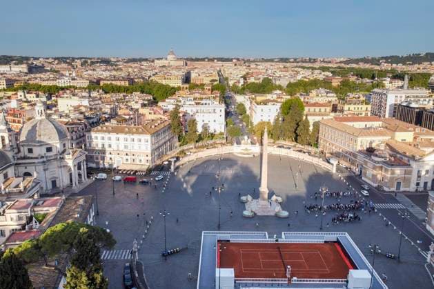 Rom, Tennisplatz auf der Piazza del Popolo wirbt für die Italian Open May 6, 2024, Rome, Lazio, Italy: (EDITOR S NOTE: Image taken by a drone) .Aerial view of Piazza del Popolo. Rome is preparing for the Italian Open tennis tournament - Internazionali BNL d Italia, by setting up a red clay court in the central Piazza del Popolo. Rome Italy - ZUMAs197 20240506_aaa_s197_023 Copyright: xStefanoxCostantinox
