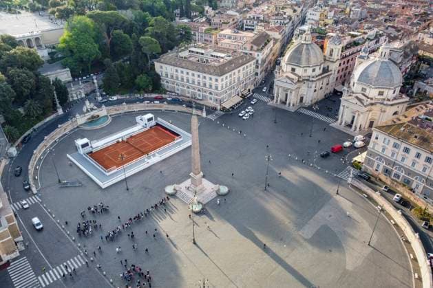 Rom, Tennisplatz auf der Piazza del Popolo wirbt für die Italian Open May 6, 2024, Rome, Lazio, Italy: (EDITOR S NOTE: Image taken by a drone) .Aerial view of Piazza del Popolo. Rome is preparing for the Italian Open tennis tournament - Internazionali BNL d Italia, by setting up a red clay court in the central Piazza del Popolo. Rome Italy - ZUMAs197 20240506_aaa_s197_026 Copyright: xStefanoxCostantinox