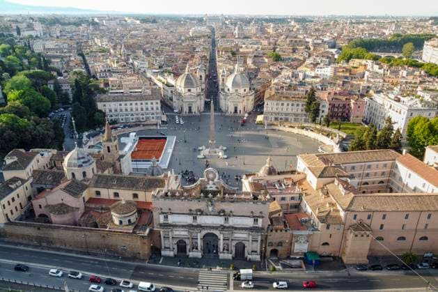 Rom, Tennisplatz auf der Piazza del Popolo wirbt für die Italian Open May 6, 2024, Rome, Lazio, Italy: (EDITOR S NOTE: Image taken by a drone) .Aerial view of Piazza del Popolo. Rome is preparing for the Italian Open tennis tournament - Internazionali BNL d Italia, by setting up a red clay court in the central Piazza del Popolo. Rome Italy - ZUMAs197 20240506_aaa_s197_029 Copyright: xStefanoxCostantinox