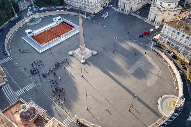 Rom, Tennisplatz auf der Piazza del Popolo wirbt für die Italian Open May 6, 2024, Rome, Lazio, Italy: (EDITOR S NOTE: Image taken by a drone) .Aerial view of Piazza del Popolo. Rome is preparing for the Italian Open tennis tournament - Internazionali BNL d Italia, by setting up a red clay court in the central Piazza del Popolo. Rome Italy - ZUMAs197 20240506_aaa_s197_027 Copyright: xStefanoxCostantinox
