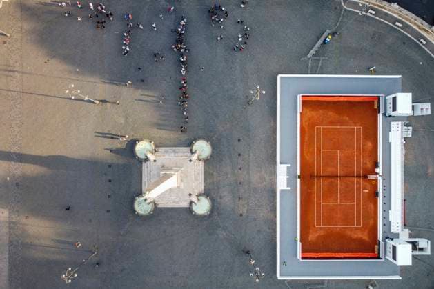Rom, Tennisplatz auf der Piazza del Popolo wirbt für die Italian Open May 6, 2024, Rome, Lazio, Italy: (EDITOR S NOTE: Image taken by a drone) .Aerial view of Piazza del Popolo. Rome is preparing for the Italian Open tennis tournament - Internazionali BNL d Italia, by setting up a red clay court in the central Piazza del Popolo. Rome Italy - ZUMAs197 20240506_aaa_s197_028 Copyright: xStefanoxCostantinox