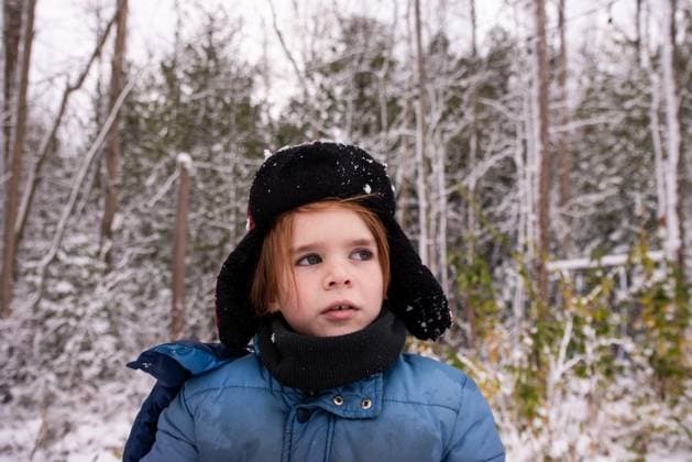 Creative Highlights Symbolbilder Boy with long red hair wear a toque in front of a snowy forest Kincardine, Ontario, Canada R_ATBL240501-1403633-01 ,model released, Symbolfoto