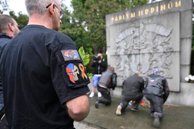 News Themen der Woche KW19 News Bilder des Tages Followers of pro-Russian Night Wolves pay respects to war dead from World War Two at the Olsany cemetery in Prague, Czech Republic, May 6, 2024. On arrival, about three dozen opponents were waiting for them with flags of the European Union, NATO, the United States or Ukraine. (CTKxPhoto MichalxKamaryt) CTKPhotoP2024050604165  CTKPhotoP2024050604165