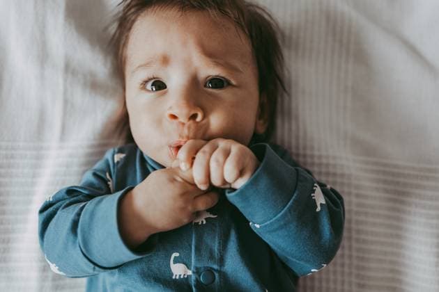 Creative Highlights Symbolbilder Baby boy is lying on the bed and watching at camera Moscow, Moscow, Russia CR_ITUP240502-1402685-01 ,model released, Symbolfoto