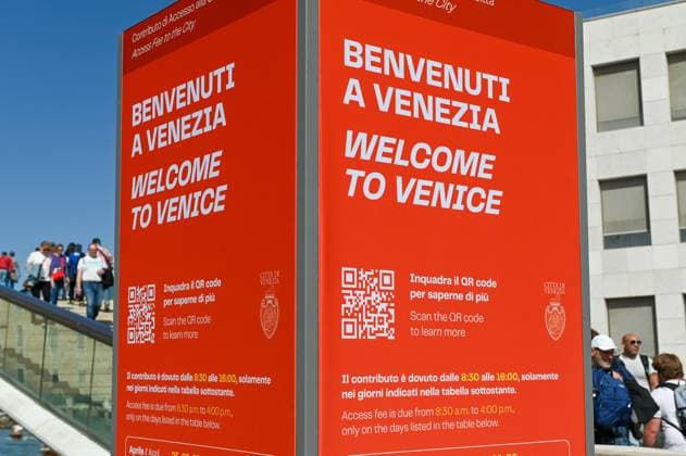 29.04.2024 Im Foto: Eine Stele informiert Besucher der italienischen Stadt Venedig über ein Eintrittsgeld für Tagesbesucher. Fünf Euro musste jeder Besucher zahlen, der die Lagunenstadt besuchen wollte. Die Gebühr galt durchgehend vom 25. April bis zum 5. Mai. Ab dem Wochenende müssen dann Besucher bis Mitte Juli praktisch an allen Samstagen und Sonntagen Eintritt zahlen. Venedig Venetien Italien *** 29 04 2024 In the photo A stele informs visitors to the Italian city of Venice about an entrance fee for day visitors Five euros had to be paid by every visitor who wanted to visit the lagoon city The fee applied continuously from April 25 to May 5 From the weekend onwards, visitors will have to pay admission on practically every Copyright: xEHLxMedia Erik-HolmxLanghofx 240429_venedig-eintrittsgeld_6
