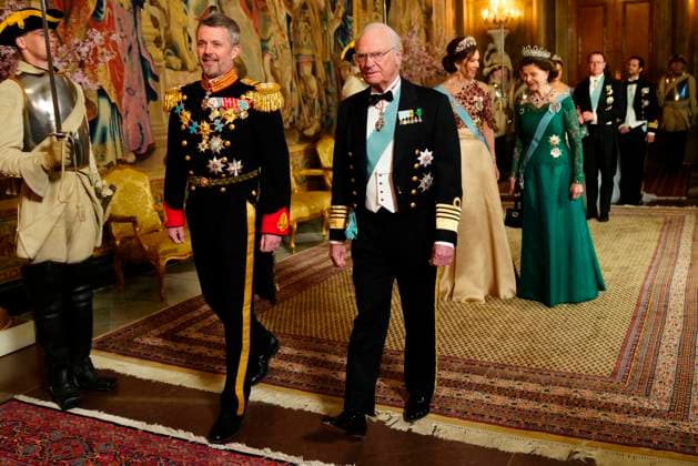 Bilder des Jahres 2024, Entertainment 05 Mai Entertainment Themen der Woche KW19 Entertainment Bilder des Tages Stockholm (Sweden), 06 05 2024.- Danish King Frederik X (L) and Queen Mary (rear-L) arrive with Swedish Queen Silvia (rear, R) and King Carl XVI Gustaf of Sweden (front, R) prior a gala dinner, hosted for Denmark s King Frederik X and Queen Mary, at the Royal Palace in Stockholm, Sweden, 06 May 2024. The Danish royal couple is on their first state visit to Sweden, during which, the royal couple will among other things, meet Danish and Swedish astronauts, visit the fleet station Berga and attend the gala dinner at the Royal Palace. (Dinamarca, Suecia, Estocolmo) Gala dinner for Danish royal couple on state visit in Stockholm !ACHTUNG: NUR REDAKTIONELLE NUTZUNG!  Copyright: xIDAxMARIExODGAARDx EA1610 20240506-55013494936_1
